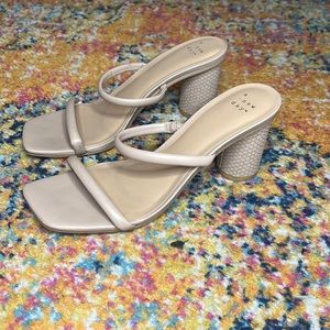 Nude / light pink toe heels